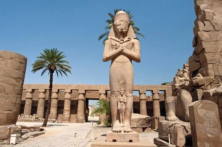Standbeeld van Ramses II in de Karnaktempel, onderdeel van een dagexcursie vanuit Marsa Alam